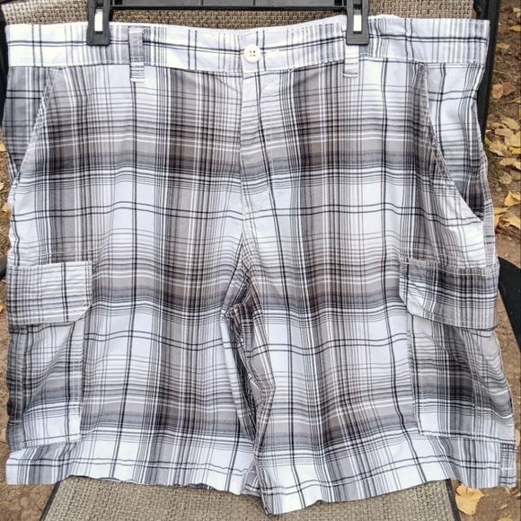 Faded Glory Plaid Cargo Shorts - Black, White, Gray - 42" Waist - Picture 2 of 8
